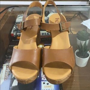 Korks wooden heel clog with cushioned insole